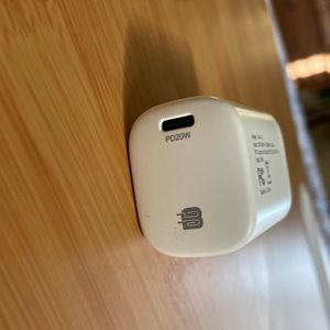 NWT Lnubeck 20W USB-C Power Adapter universally compatible, white